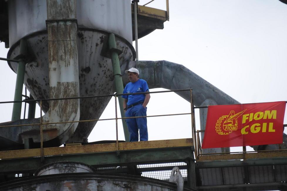 Fermet, operaio minaccia di gettarsi da un silo di 25 metri: "Non scendo se non parlo con Renzi" 