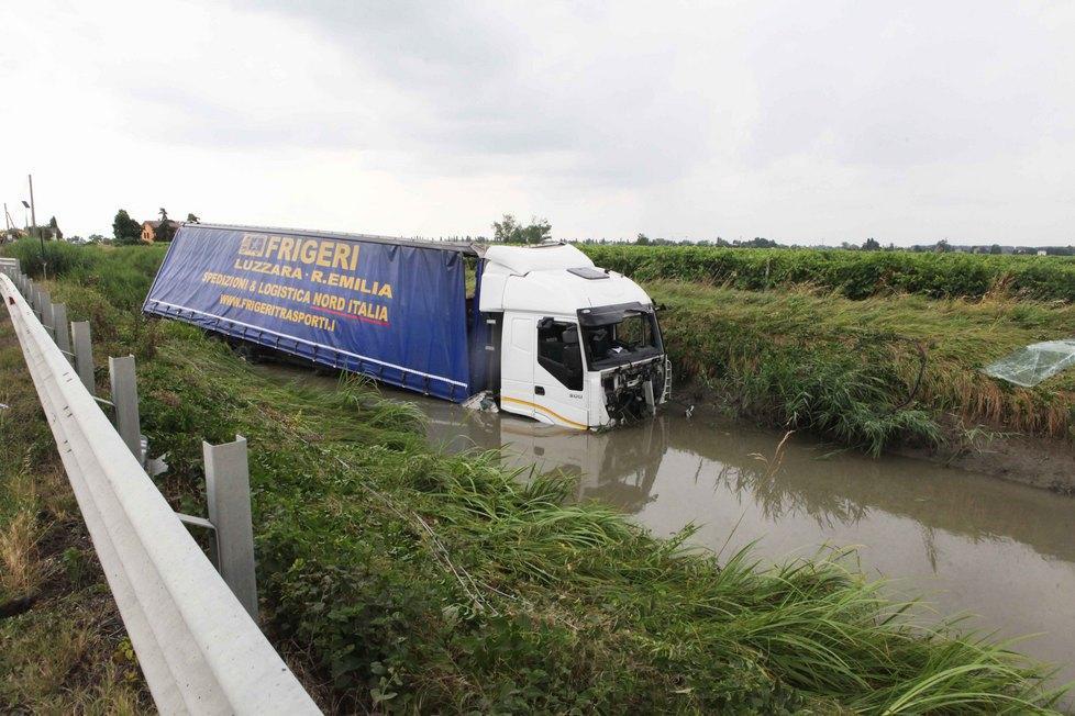 Scontro frontale tra auto e camion, un ferito grave 