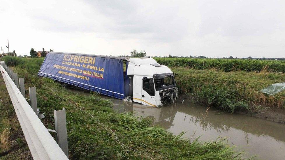 Scontro frontale tra auto e camion, un ferito grave