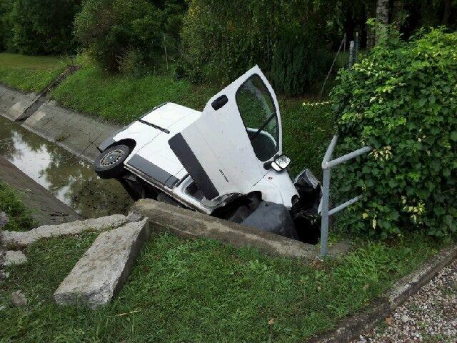 Col furgone nel canale, ferito il conducente 