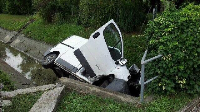 Col furgone nel canale, ferito il conducente