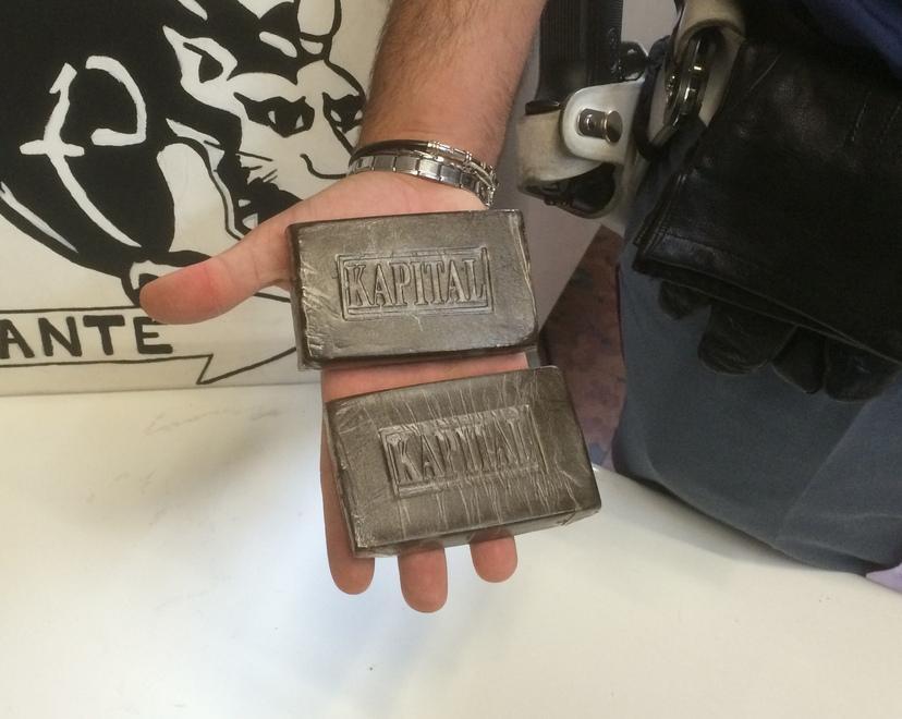 Pusher incallito: agli arresti domiciliari per spaccio viene trovato con la droga 
