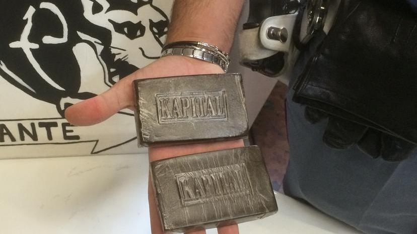Pusher incallito: agli arresti domiciliari per spaccio viene trovato con la droga