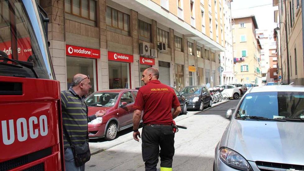 Pioggia di calcinacci, paura in via Demi