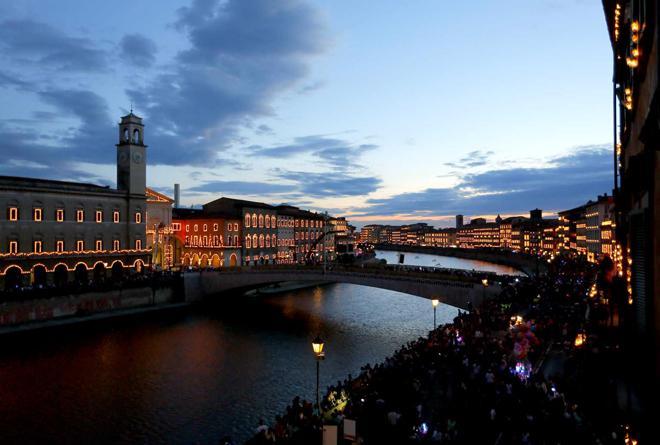 Centomila sui Lungarni per la Luminara 