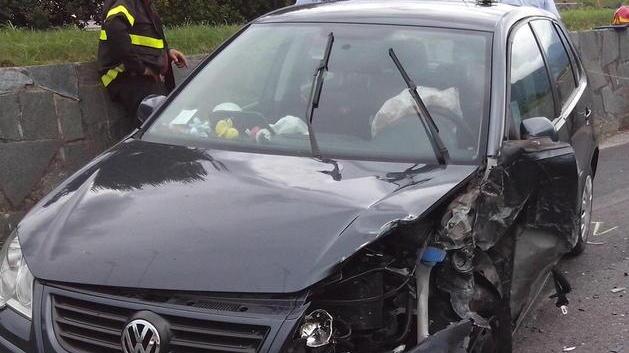 Incastrato nell’auto finita fuori strada