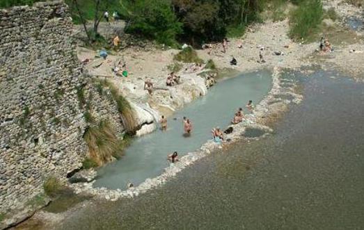 «Ancora degrado ai Bagni di Petriolo» 