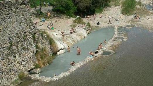 «Ancora degrado ai Bagni di Petriolo»