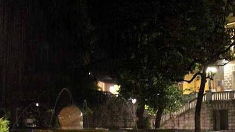 La pioggia impedisce la notte azzurra e la sfilata di moda