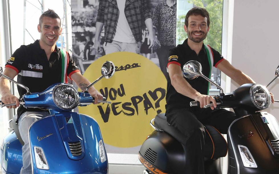 Melandri e Guintoli in Vespa