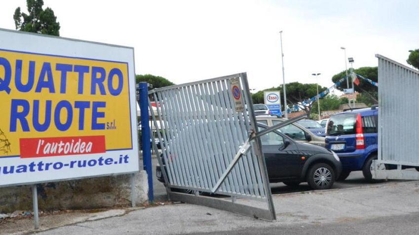 Rubano tre automobili mentre in tv gioca l’Italia