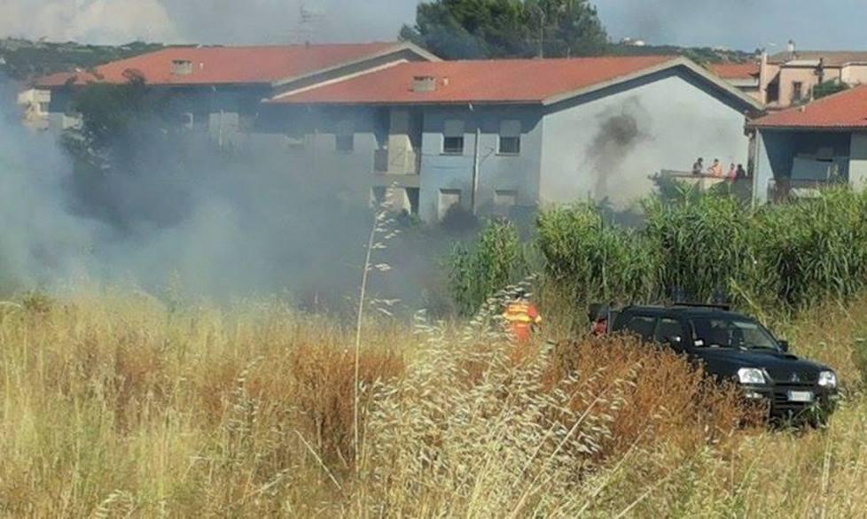 Erbacce e vento, ancora un incendio