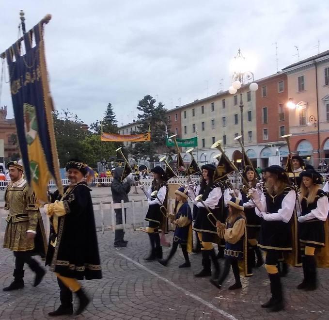 La pioggia battente costringe il Palio a una doppia finale 