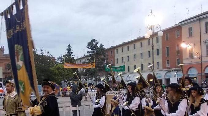 La pioggia battente costringe il Palio a una doppia finale