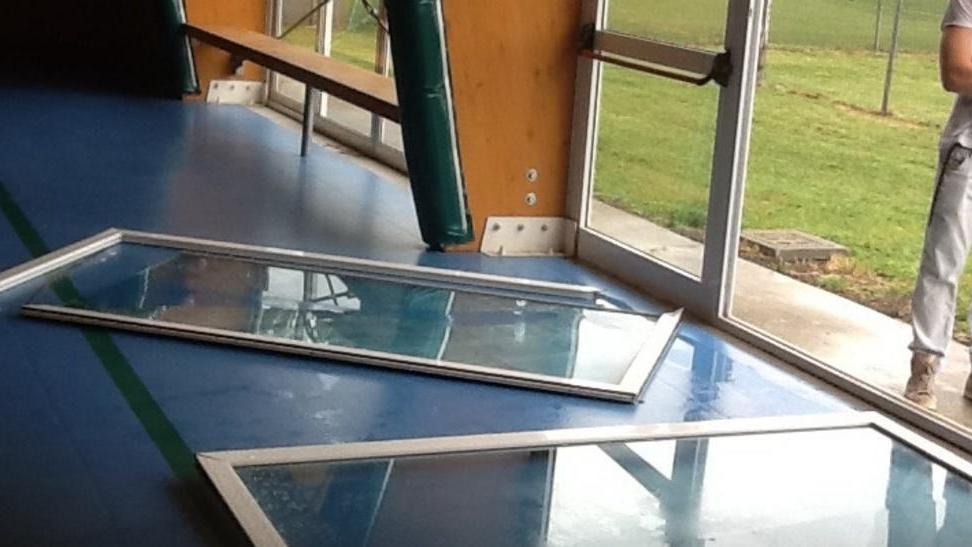 Il vento abbatte le vetrate della palestra