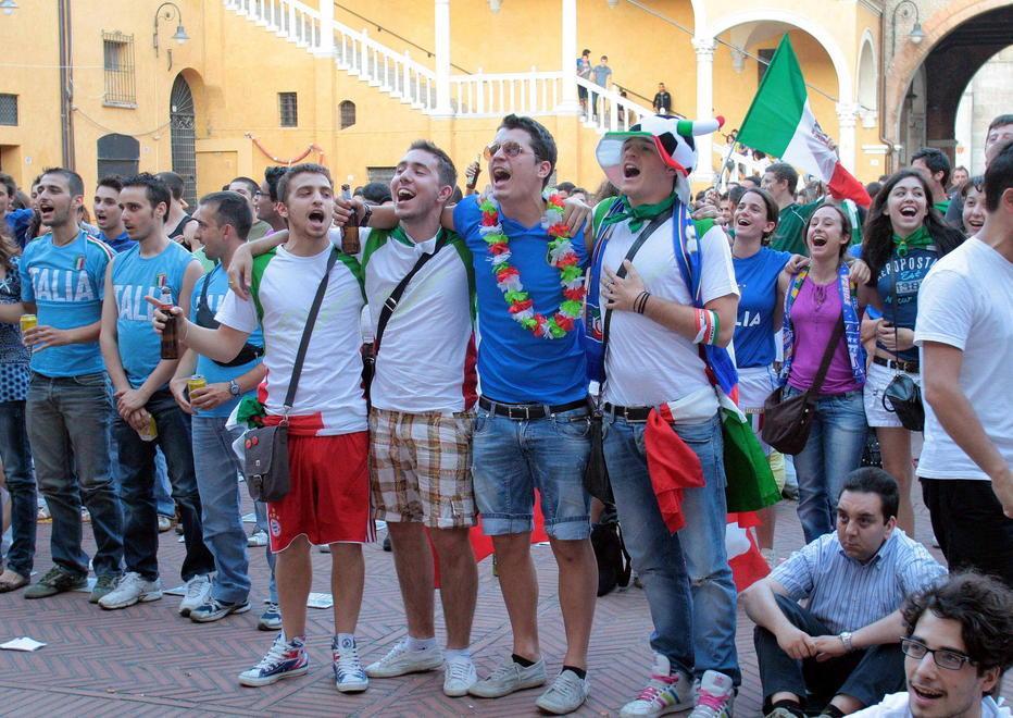 Tra la piazza e le sale, cresce in città la febbre mondiale 