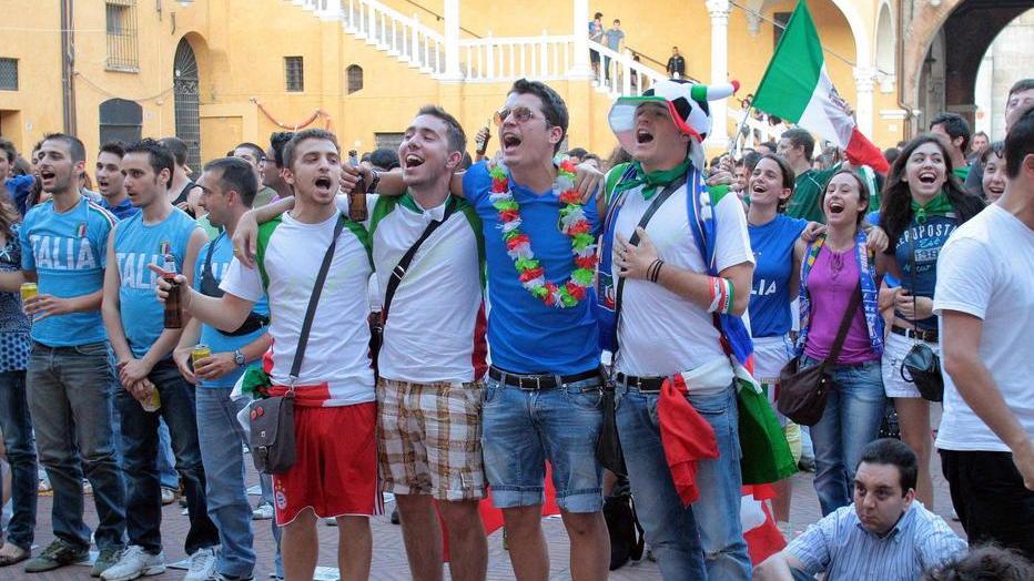 Tra la piazza e le sale, cresce in città la febbre mondiale