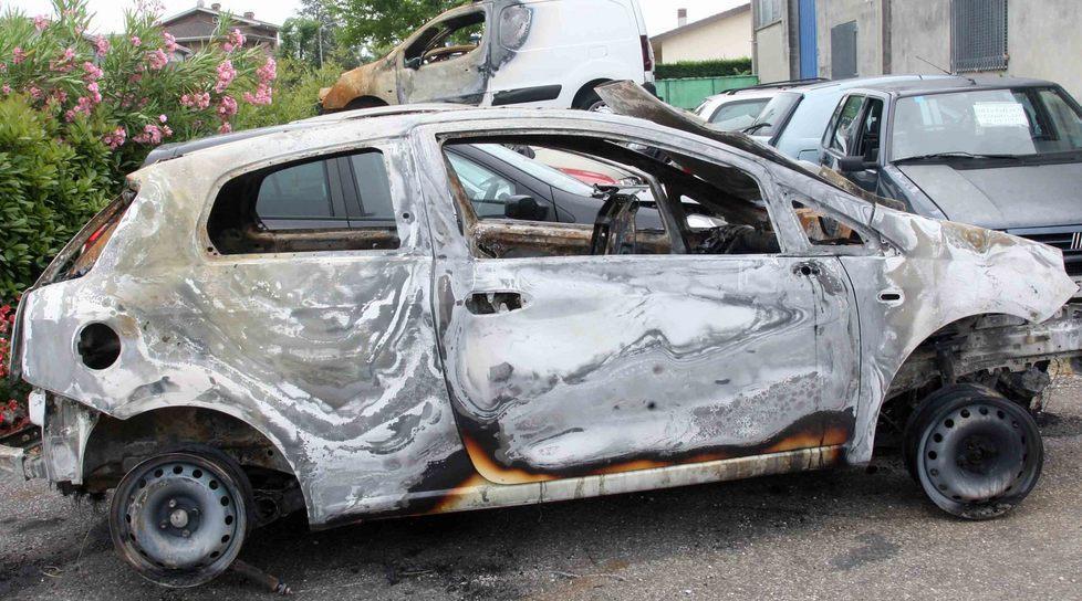 Rubano l’auto a una disabile e la bruciano 