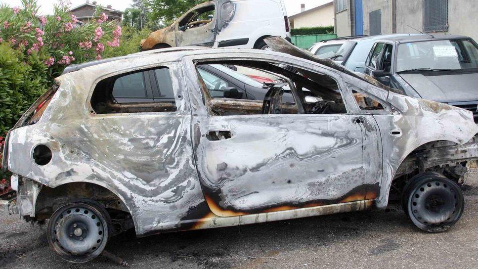 Rubano l’auto a una disabile e la bruciano