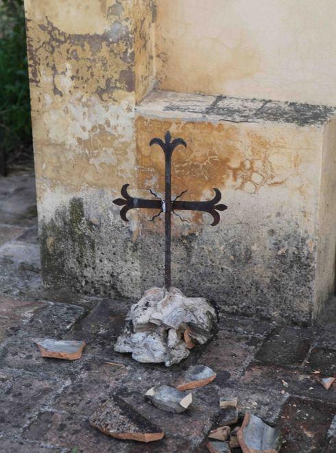 Fulmine sulla chiesetta, tetto a fuoco 