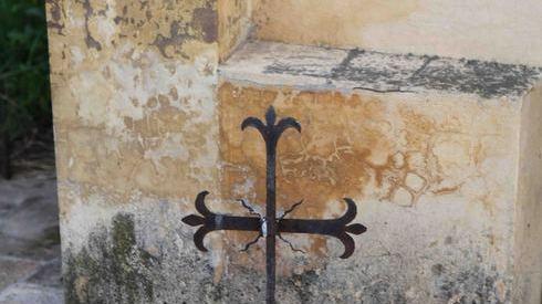 Fulmine sulla chiesetta, tetto a fuoco