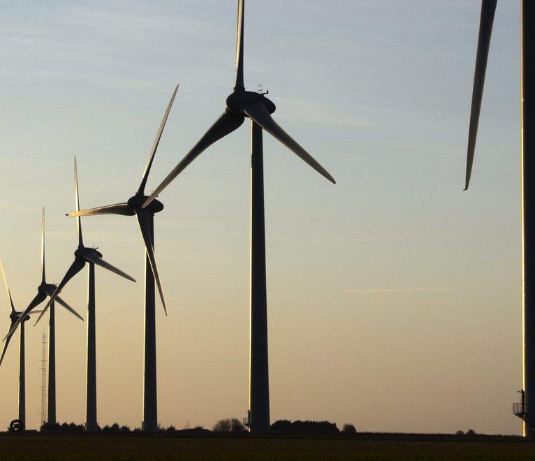 Affari con le pale eoliche per agricoltori fantasma 