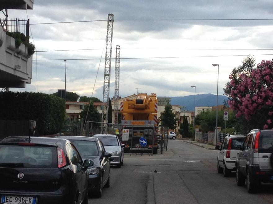 Seano (Prato), cavi dell’alta tensione a 7 metri dal suolo 