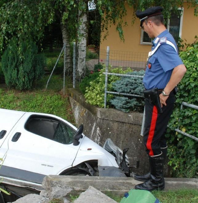 Furgone sbanda e va a sbattere contro un ponte 
