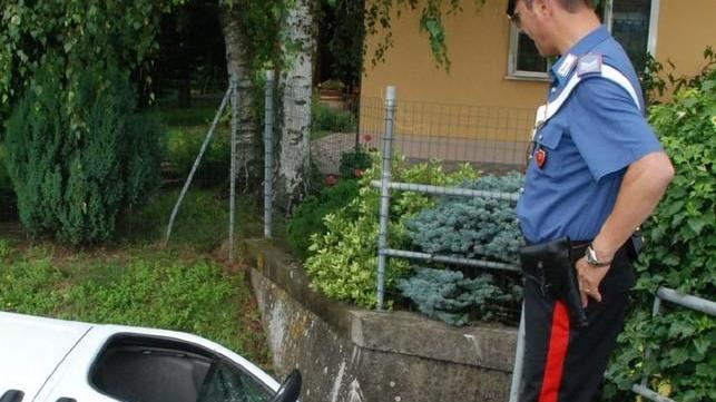 Furgone sbanda e va a sbattere contro un ponte