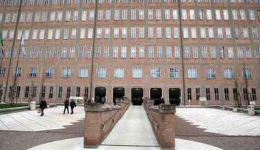 Bimba di 9 anni rischia di affogare in piscina: è in coma 