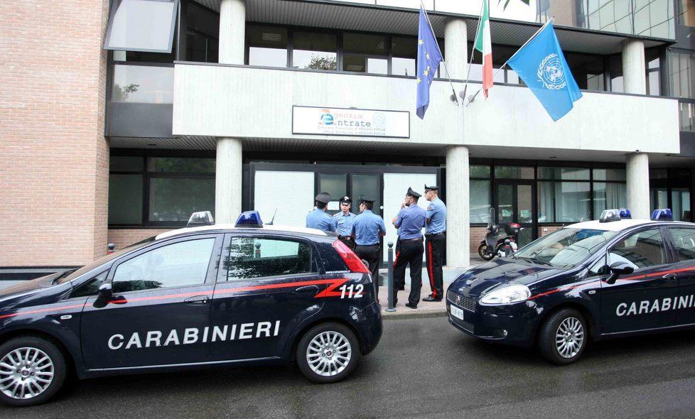 TANGENTI A REGGIO Accertamenti pilotati: terremoto all'Agenzia delle Entrate. Cinque arresti: coinvolto un candidato sindaco di Cavriago