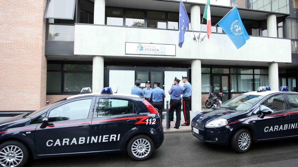 TANGENTI A REGGIO Accertamenti pilotati: terremoto all'Agenzia delle Entrate. Cinque arresti: coinvolto un candidato sindaco di Cavriago