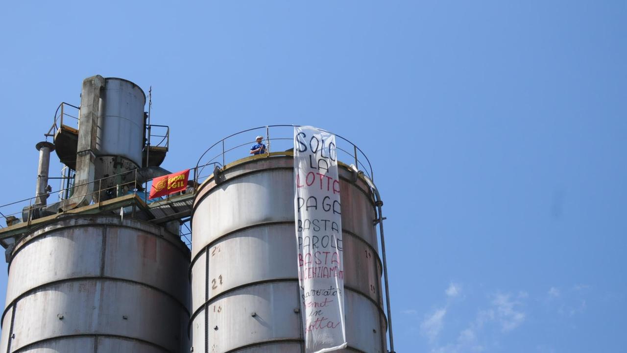 E' sceso dal silo l’operaio della Fermet: "Siamo alla fame"