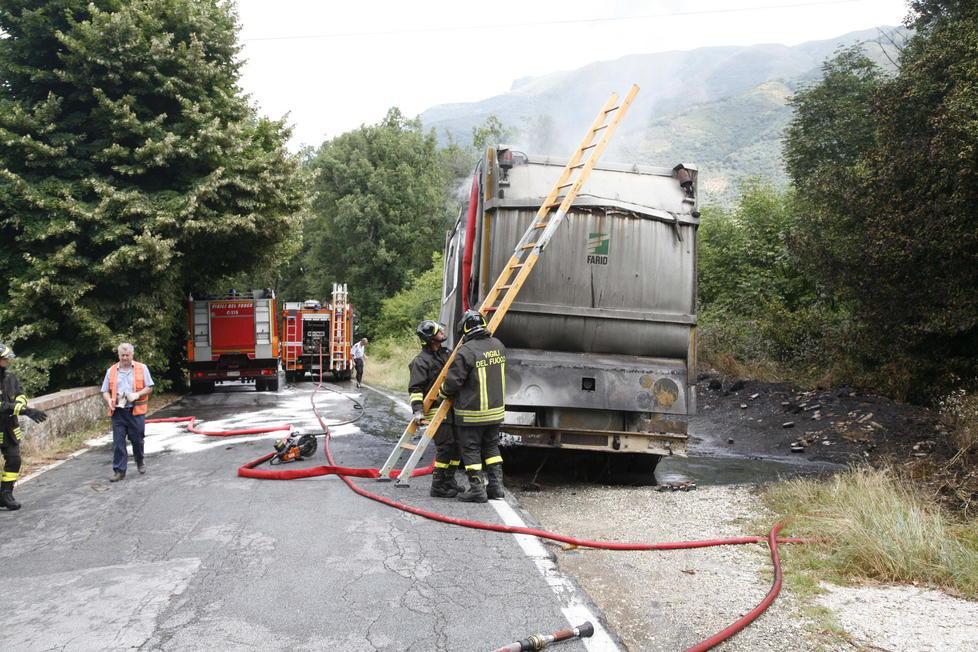 Camaiore, distrutto da un incendio un camion della Sea 