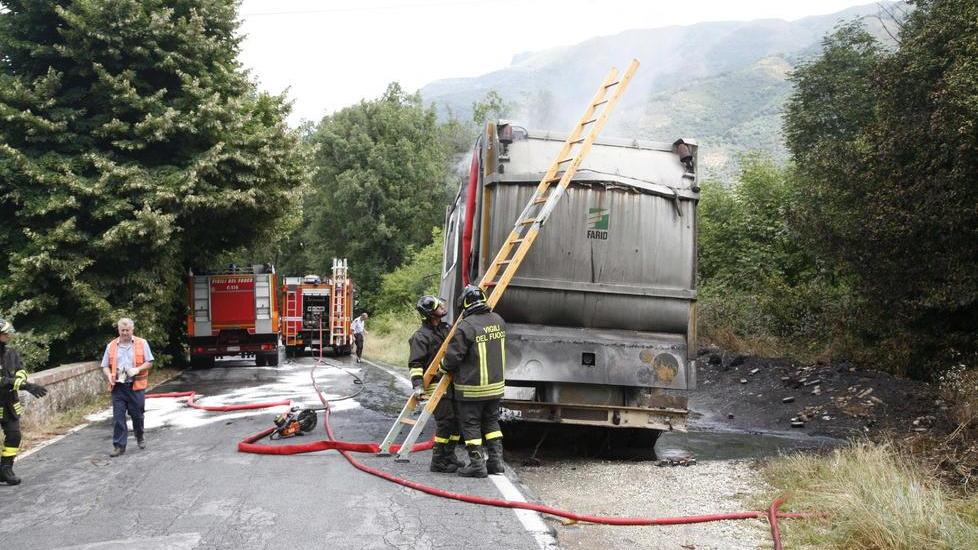 Camaiore, distrutto da un incendio un camion della Sea