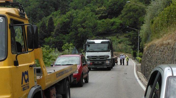 Prato, tamponamento a catena lungo la 325, tre mezzi coinvolti, due feriti lievi
