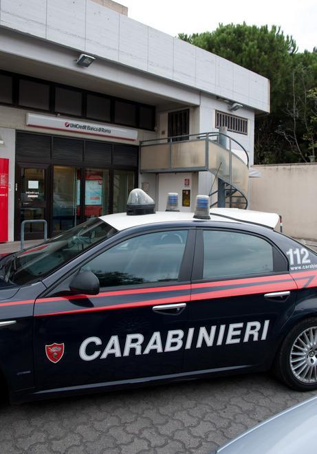 Operaio minacciato e poi rapinato dal giovane conosciuto al bar 