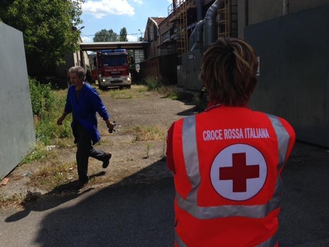 Bombole di acetilene a fuoco, edifici evacuati e traffico in tilt 