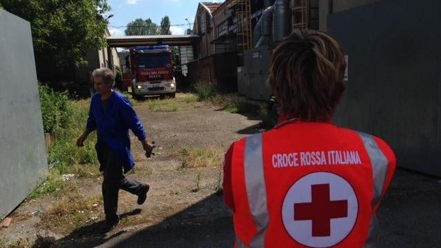 Bombole di acetilene a fuoco, edifici evacuati e traffico in tilt