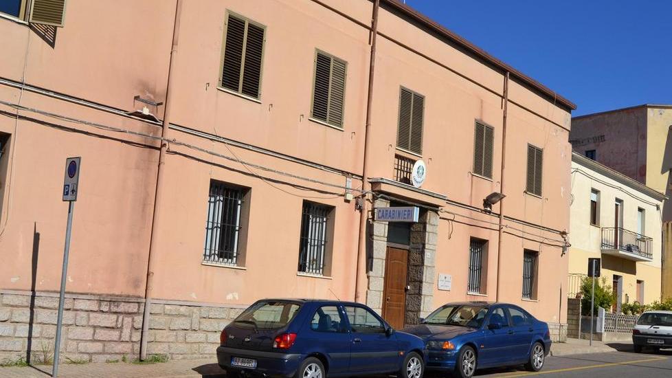 Forza la porta e ruba 100 euro in un negozio di formaggi: 18enne incensurato in cella