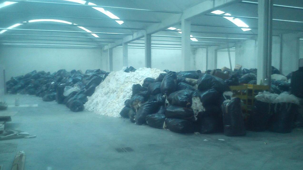 Deposito abusivo di scarti tessili trovato in un capannone