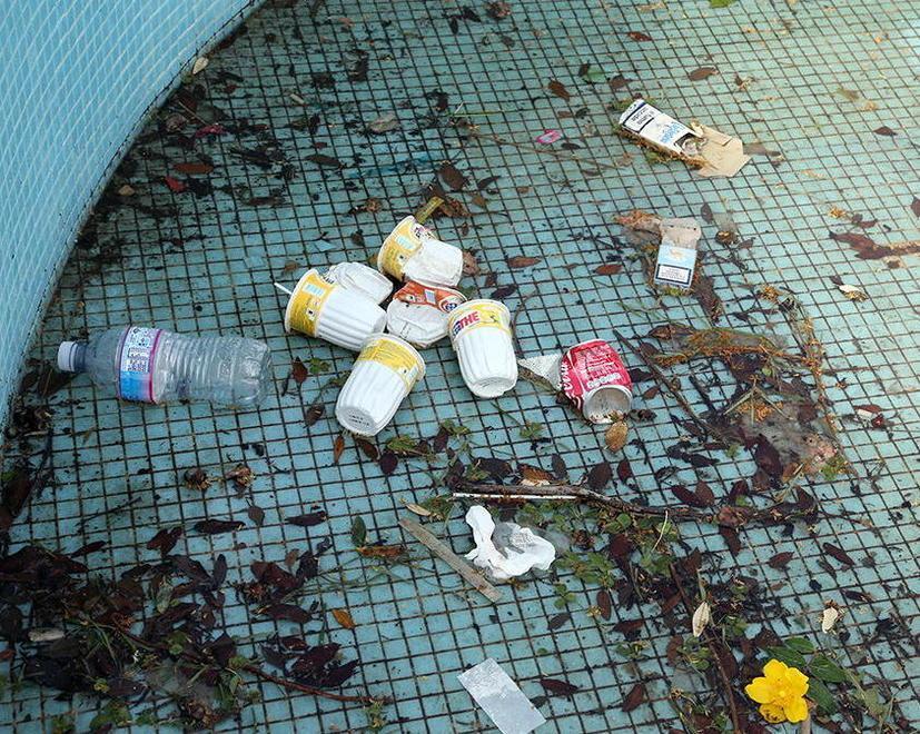 Rifiuti al posto dell’acqua nella fontana in centro a Fucecchio 