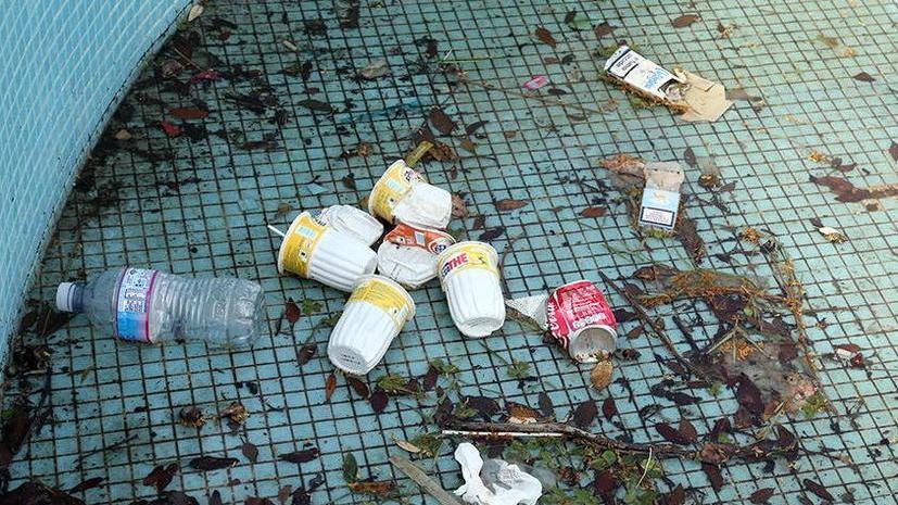 Rifiuti al posto dell’acqua nella fontana in centro a Fucecchio