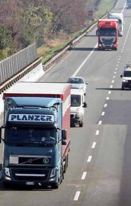 Ciclista in autostrada, traffico in tilt