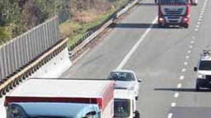 Ciclista in autostrada, traffico in tilt