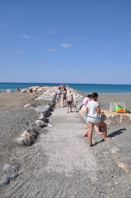 Vietato salire sulle scogliere, ma non c’è la segnalazione 