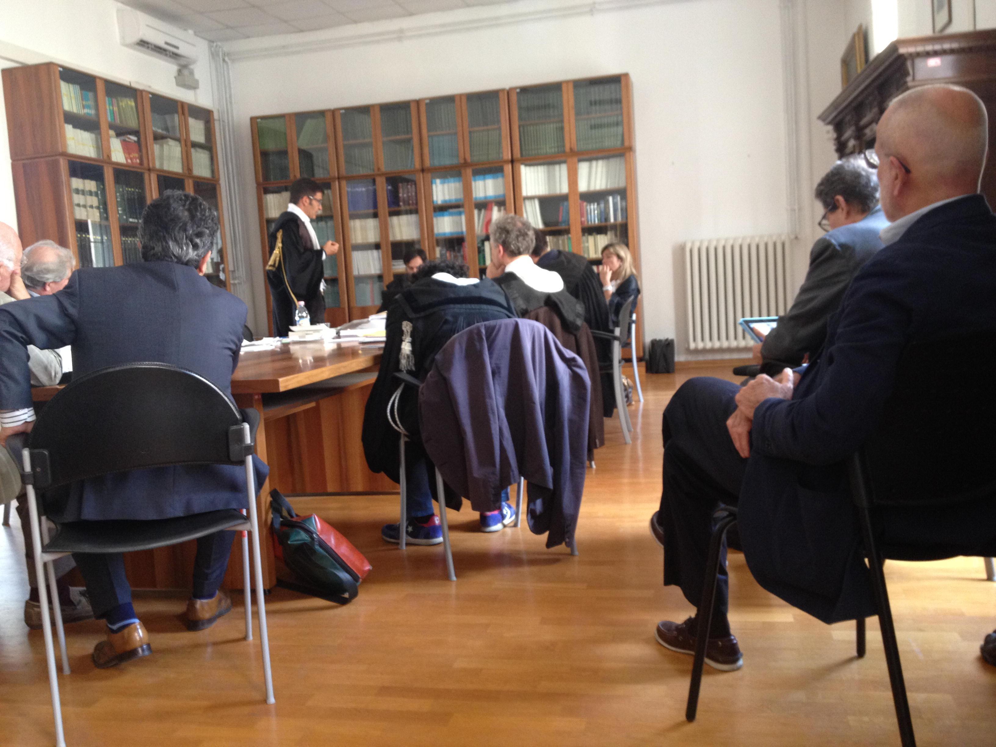 In tribunale tutte le aule piene, l’udienza si fa in biblioteca 
