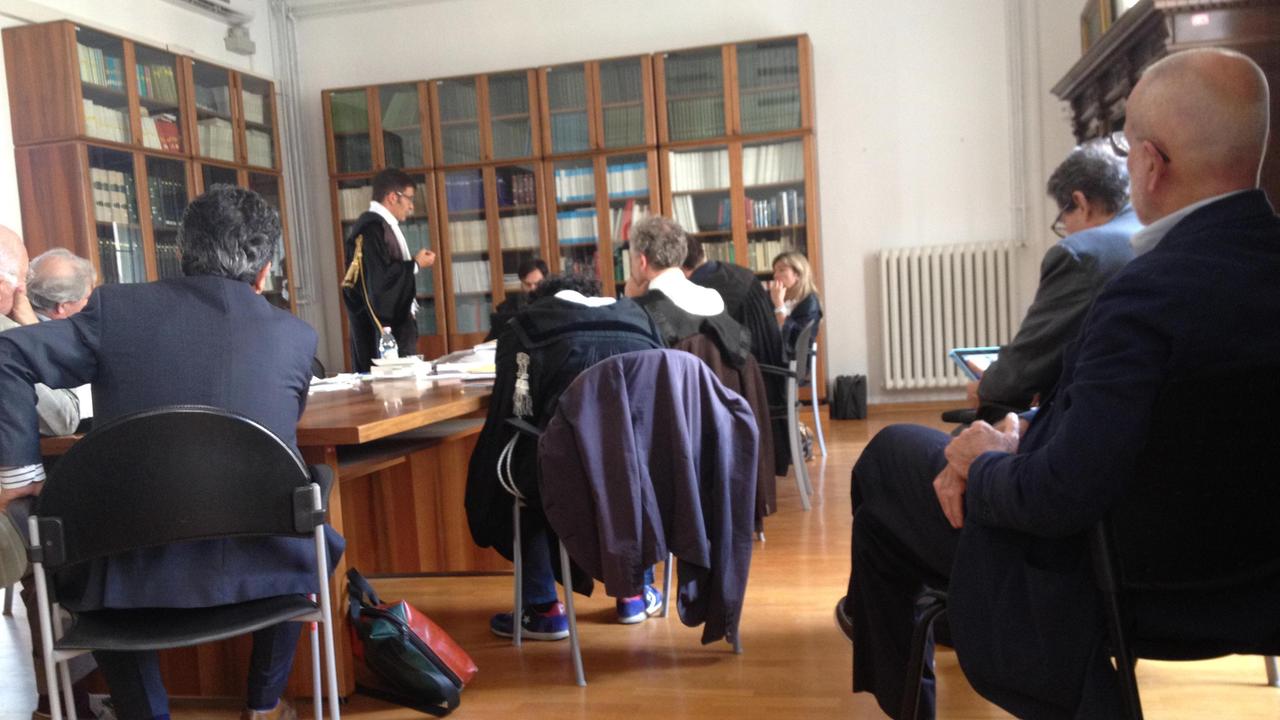 In tribunale tutte le aule piene, l’udienza si fa in biblioteca