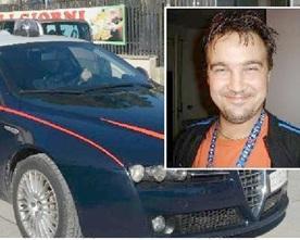 Trovato morto dalla madre nel garage 