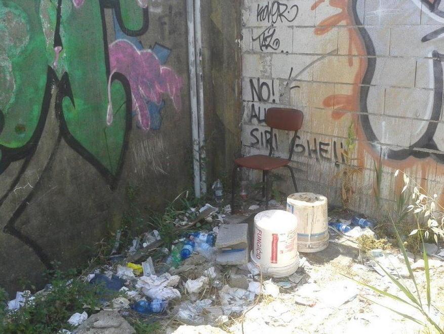 Siringhe e bottiglie abbandonate davanti alla Piaggio